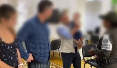 La pareja de extranjerios ante la Policía de Infancia y Adolescencia de Cartagena.