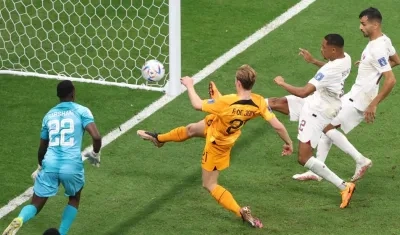 Frenkie De Jong anota el segundo gol de Países Bajos ante Catar.