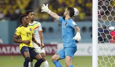 El balón impulsado por Kalidou Koulibaly supera al portero ecuaroriano Hernán Galíndez