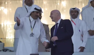 El emir de Catar en la inauguración del Mundial de Catar con Gianni Infantino.