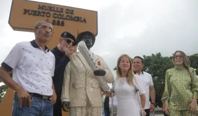 El acto de entrega de la escultura.