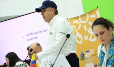 El Ministro de Transporte Guillermo Reyes presidiendo la Asamblea de Cormagdalena.