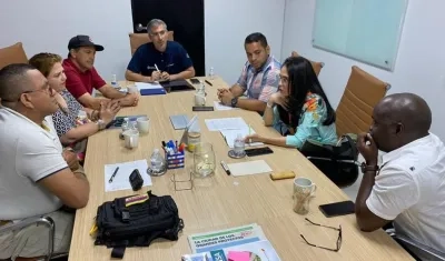 Reunión entre funcionarios de la Alcaldía y líderes de Caribe Verde. 