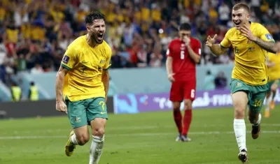 Mathew Leckie festeja su gol con Riley Mcgree.