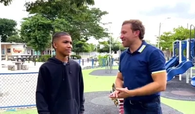 Carlos Acosta Juliao con el niño Joel.