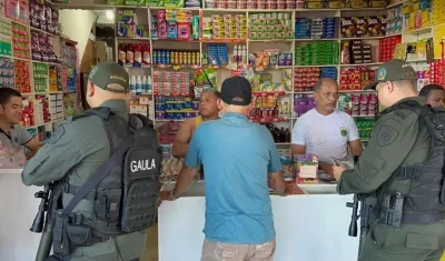 Uniformados del Gaula socializando en el comercio de Cartagena el nuevo grupo especializado.