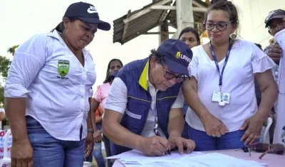 Javier Pava, Director de la Javier Pava, director de la UNGRD, firmo convenios con organizaciones sociales para garantizar alimentos calientes a la población afectada por las lluvias.
