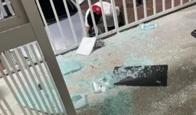 Parte de la puerta de vidrio destruida por el ladrón.