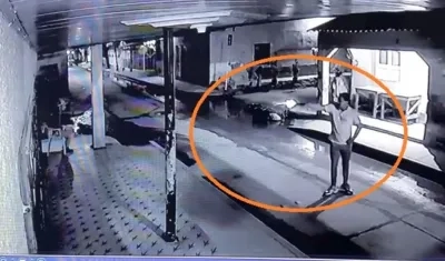 Rafael Vergara, concejal de Sitionuevo disparando contra la casa del alcalde de esa población, José Alcides Manga..jpeg