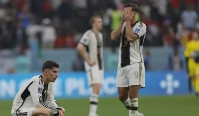 Jugadores de Alemania se lamentan de la eliminación de Catar 2022.