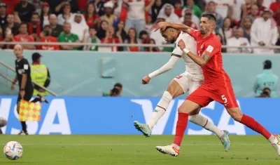 Youssef En-Nesyri remata para marcar el segundo gol de Marruecos.