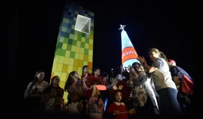 El encendido del árbol de Navidad de la Ventana al Mundo fue todo un espectáculo.