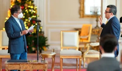 Gustavo Petro posesiona a Jaime Dussan