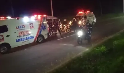 Una ambulancia recoge al pasajero.