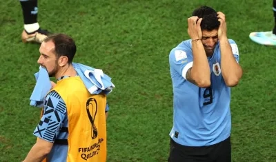 Diego Godín y Luis Suárez, impotentes ante la eliminación de Uruguay.
