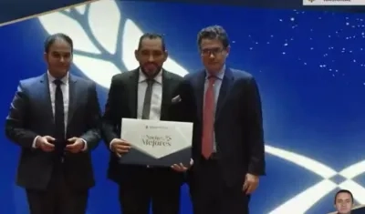 El rector Danilo Hernández sostiene la distinción otorgada a la Uniatlántico de manos del ministro de Educación, Alejandro Gaviria.