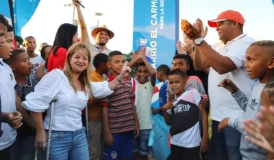 La gobernadora Elsa Noguera rodeada de niños que desde ayer disfrutan el Parque El Carmen de Candelaria.