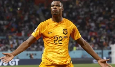 Denzel Dumfries tras marcar el tercero en el Khalifa International de Catar