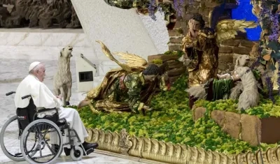 El Papa ante el Belén del Vaticano.