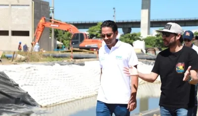 El Alcalde Jaime Pumarejo y el Gerente de la Triple A Jairo De Castro inspeccionando los trabajos.