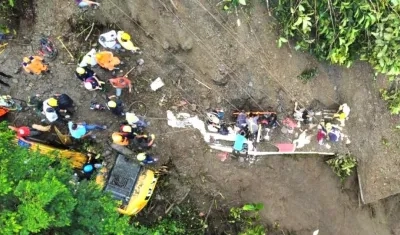 Los vehículos atrapados por el alud.