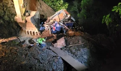 Labores de remoción de tierra y búsqueda de víctimas.