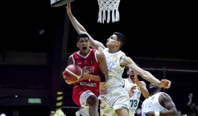 Jhornan Zamora, de Titanes, disputa el balón con un jugador de Oberá.