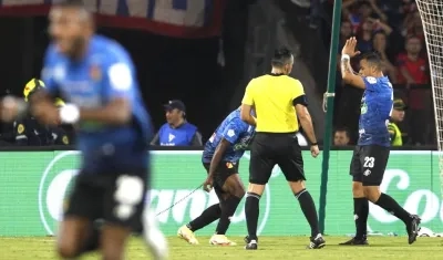 Los pereiranos celebrando el 1-1 anotado por Leonardo Castro.