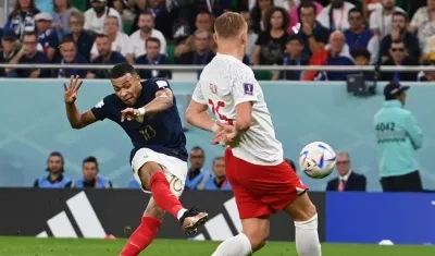 Mbappé remata al arco de Polonia para marcar el segundo gol de Francia.