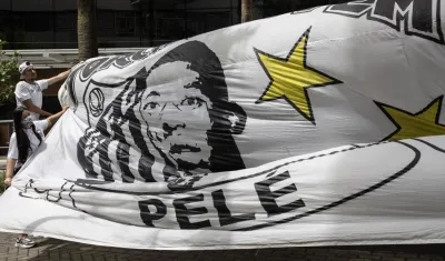 Los aficionados exhibieron una bandera gigante con la imagen de Pelé.