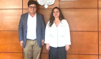El Gerente (e) Alfonso De la Cruz y la Ministra Sandra Milena Urrutia.
