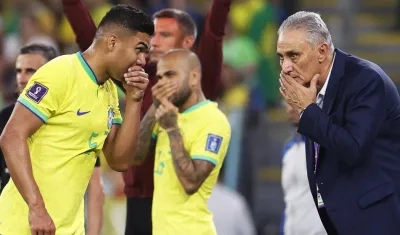 Tite en un intercambio palabras con el mediocampista Casemiro.