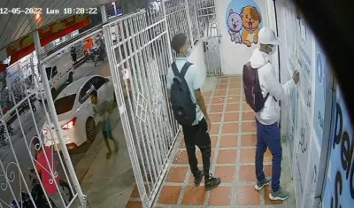 Ladrones asaltando la veterinaria.