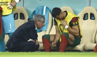 Fernando Santos entrega indicaciones a Cristiano Ronaldo.