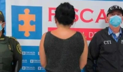 Mujer capturada por le muerte del azulejo.