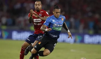 Leonardo Castro máximo goleador del campeonato, en un duelo con Felipe Pardo.