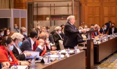 El agente colombiano ante la CIJ, Eduardo Valencia-Ospina.