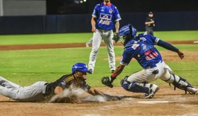 Jordan Díaz anota una carrera para Vaqueros en el cuarto inning.