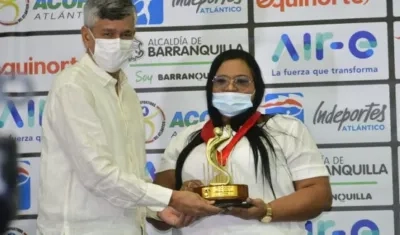 Estewil Quesada, presidente de Acord Atlántico, entrega el trofeo a la madre de Anthony Zambrano.