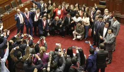 Diputados de Perú celebran la salida de Pedro Castillo.