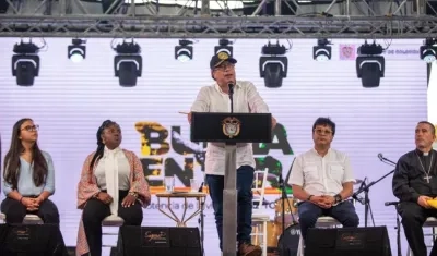 Petro, la vicepresidenta Francia Márquez y el comisionado de paz, Danilo Rueda, entre otros.