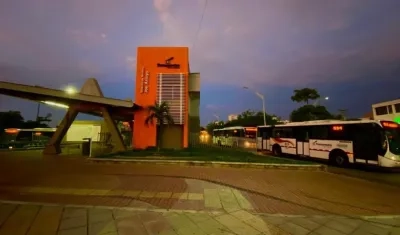 Transmetro en horario nocturno.