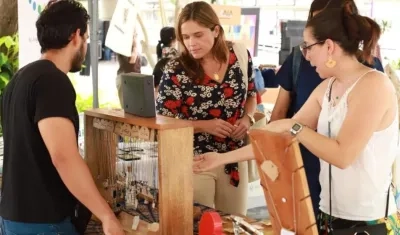 María Teresa Fernández Iglesias, secretaria de Cultura y Patrimonio de Barranquilla,con algunos expositores.