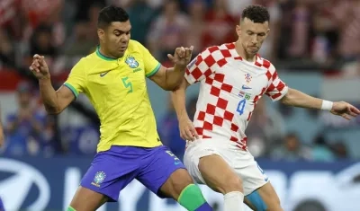 Casemiro disputa el balón con el croata Ivan Perisic.