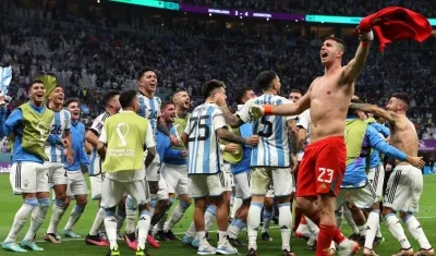Emiliano Martínez celebra la clasificación argentina a semifinales.