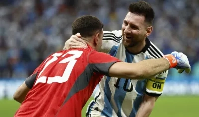 Lionel Messi festeja con el portero Dibu Martínez tras la clasificación.
