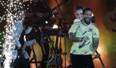 El cantante colombiano Maluma colaboró en el tema Tukoh Taka.