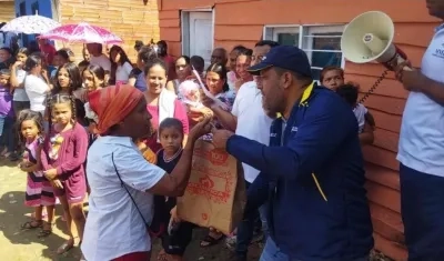 Entrega de ayudas humanitarias. 