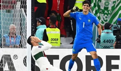Cristiano Ronaldo de Portugal y el portero de Marruecos Yassine Bounou al final del partido
