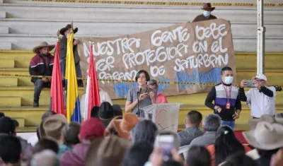La Ministra del Medio Ambiente escuchando a la comunidad de Santurbán.